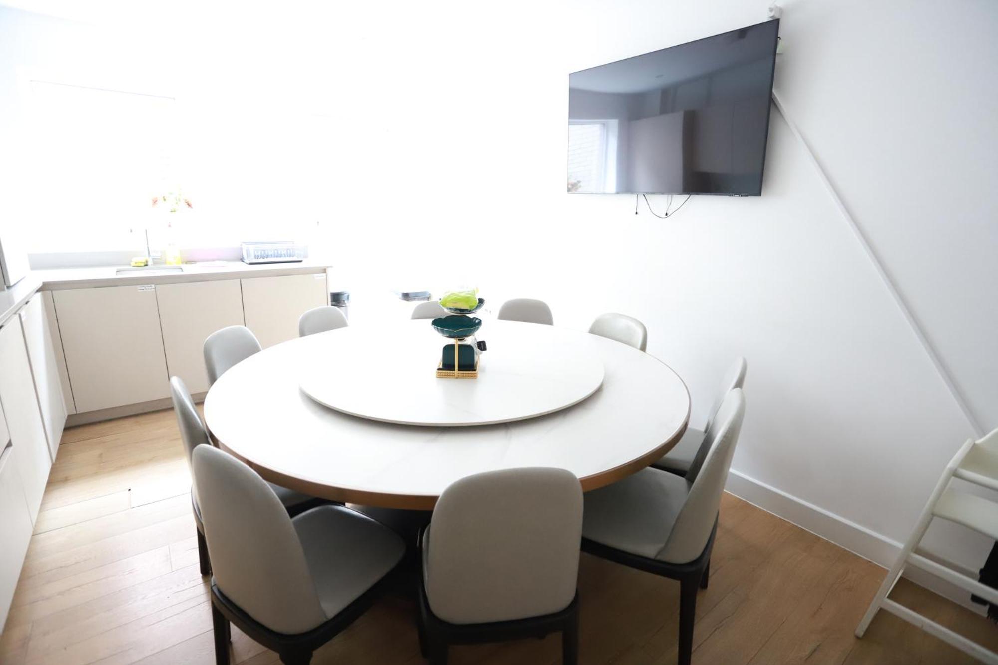 Spacious 3-Story Retreat With Rooftop Terrace And Modern Amenities Лондон Экстерьер фото
